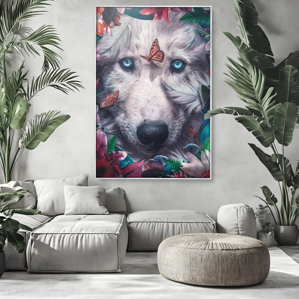 Tablou canvas cu tablou canvas cu lup alb si fluturi, in rama de aluminiu argintiu, pe perete intr-un living